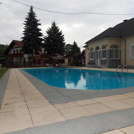 Hotel Family Балатонфёльдвар Экстерьер фото