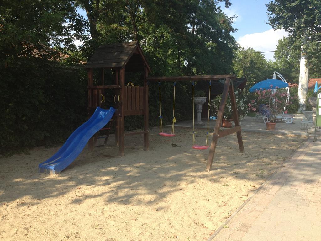 Hotel Family Балатонфёльдвар Экстерьер фото
